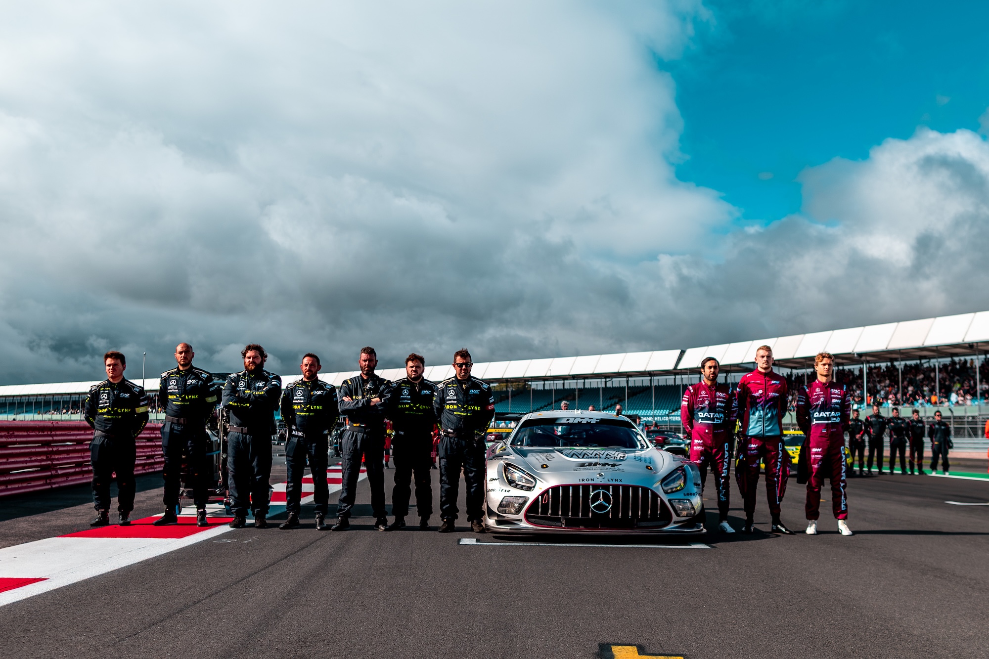 Das ganze Team in der Startaufstellung in Silverstone