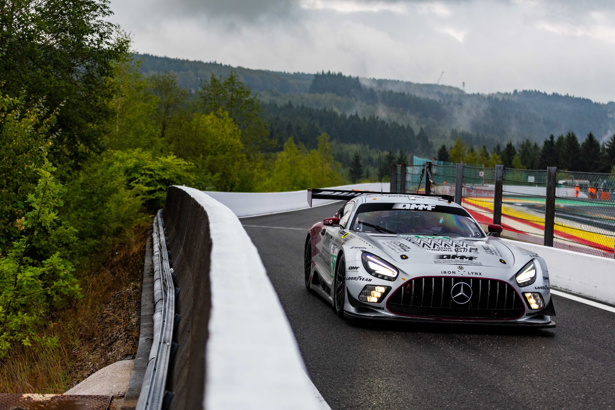 Der Mercedes-AMG im Nebel der Ardennen