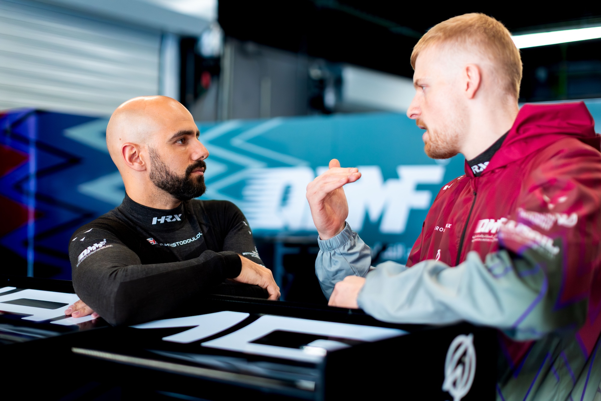 Debrief mit Adam Christodoulou zu Setup und Fahrverhalten in Barcelona