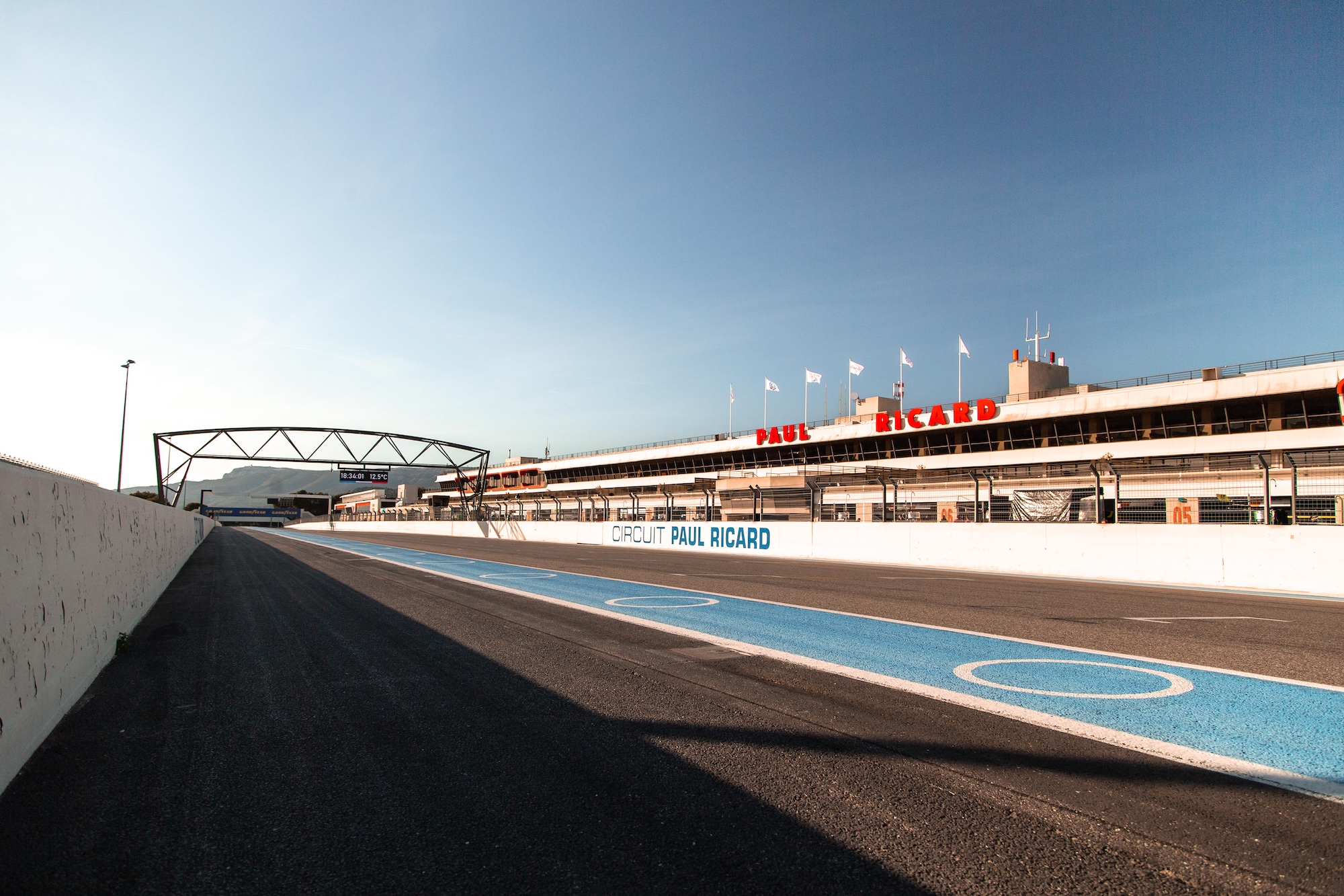Leere Boxengasse im Abendlicht am Circuit Paul Ricard