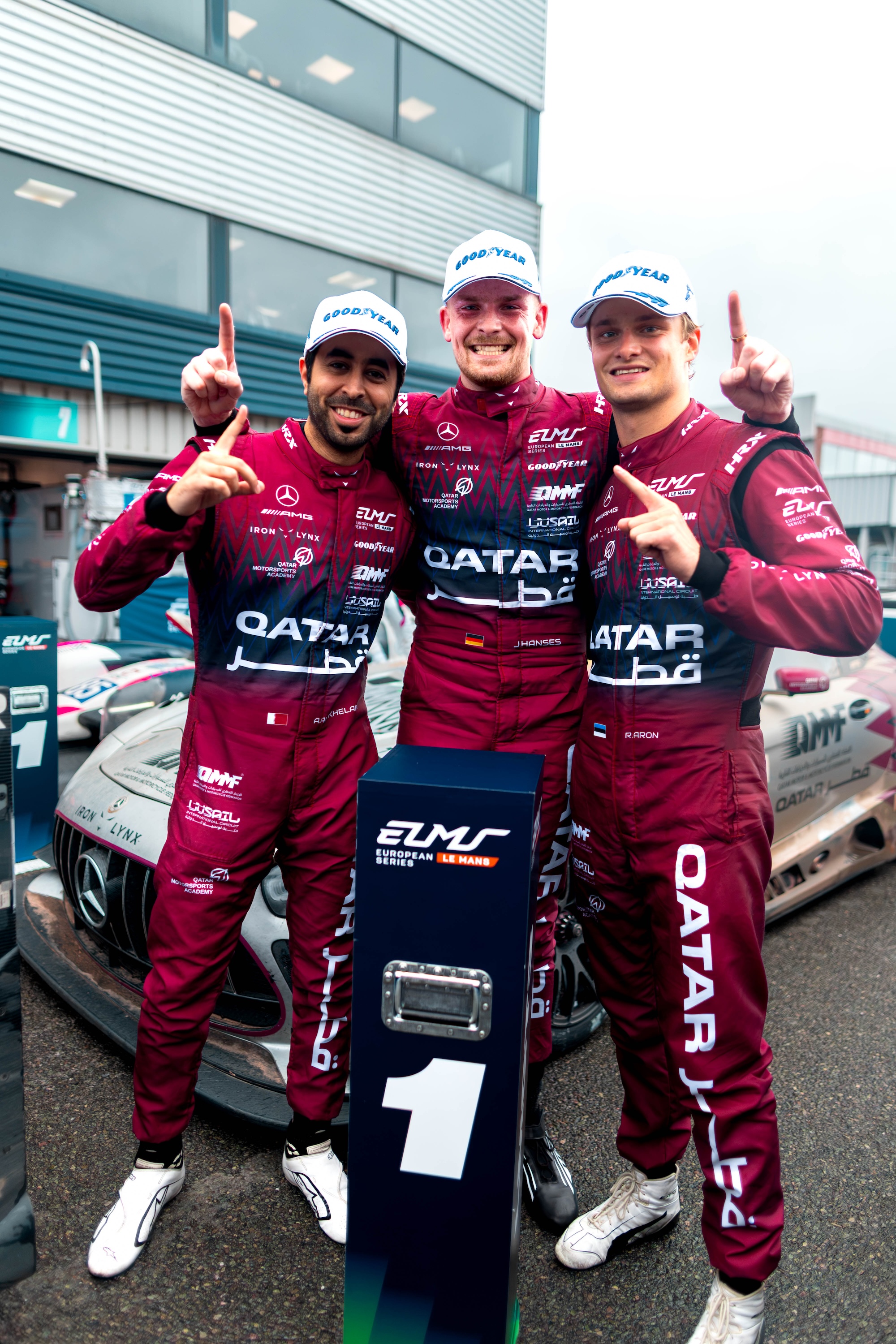 Abdulla Al-Khelaifi, Julian Hanses und R. Aron mit der Startnummer 1 nach dem Sieg in Silverstone